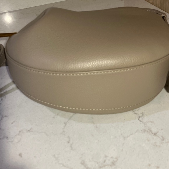 Elegant Taupe Leather Shoulder Bag - Picture 5 of 11
